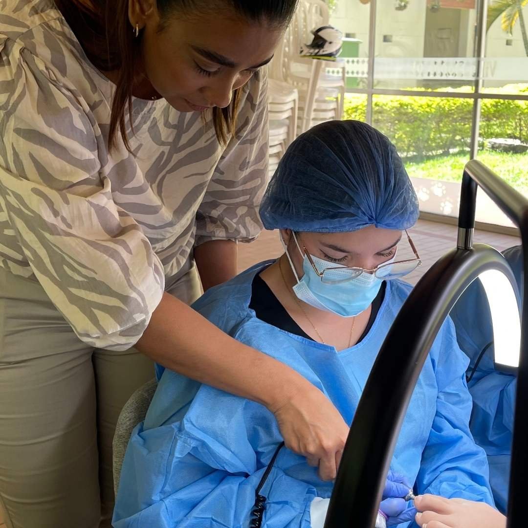 Proceso de enseñanza a alumnas de pedicura