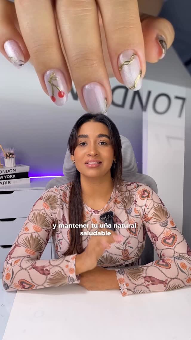 Manicurista profesional usando torno para limar debajo de la uña y perfeccionar la estructura
