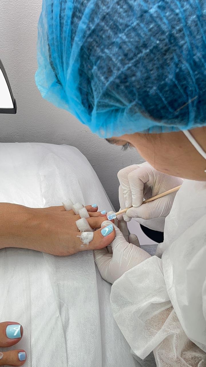 Norela Morales trabajando una pedicura con técnica y bioseguridad en Medellín