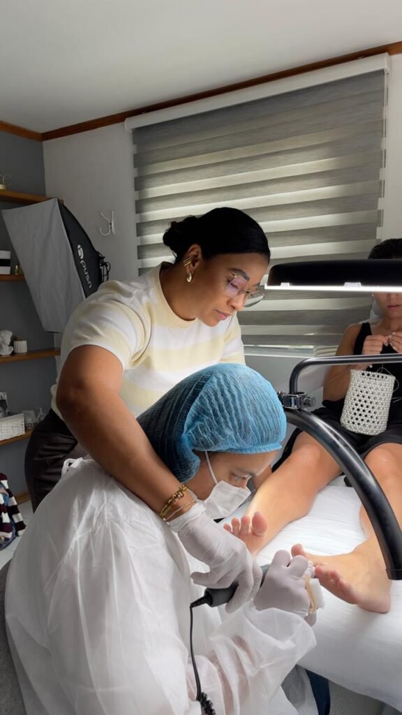 Bioseguridad en manicura y pedicura: protocolo de mesa y herramientas