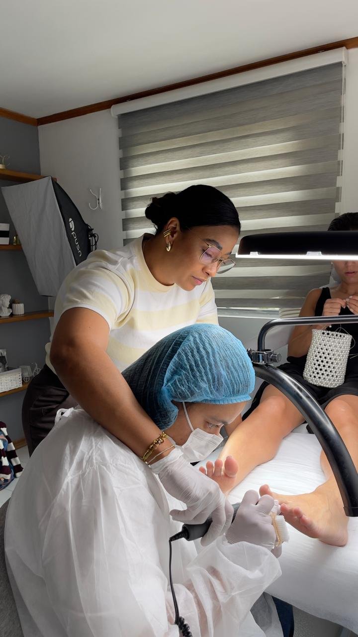 Bioseguridad en manicura y pedicura: protocolo de mesa y herramientas
