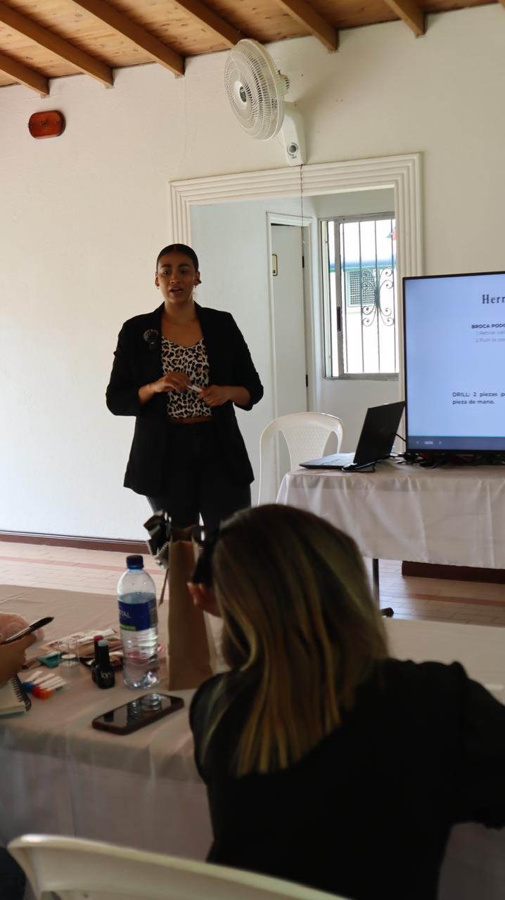 Clase práctica de pedicura profesional impartida por Norela Morales