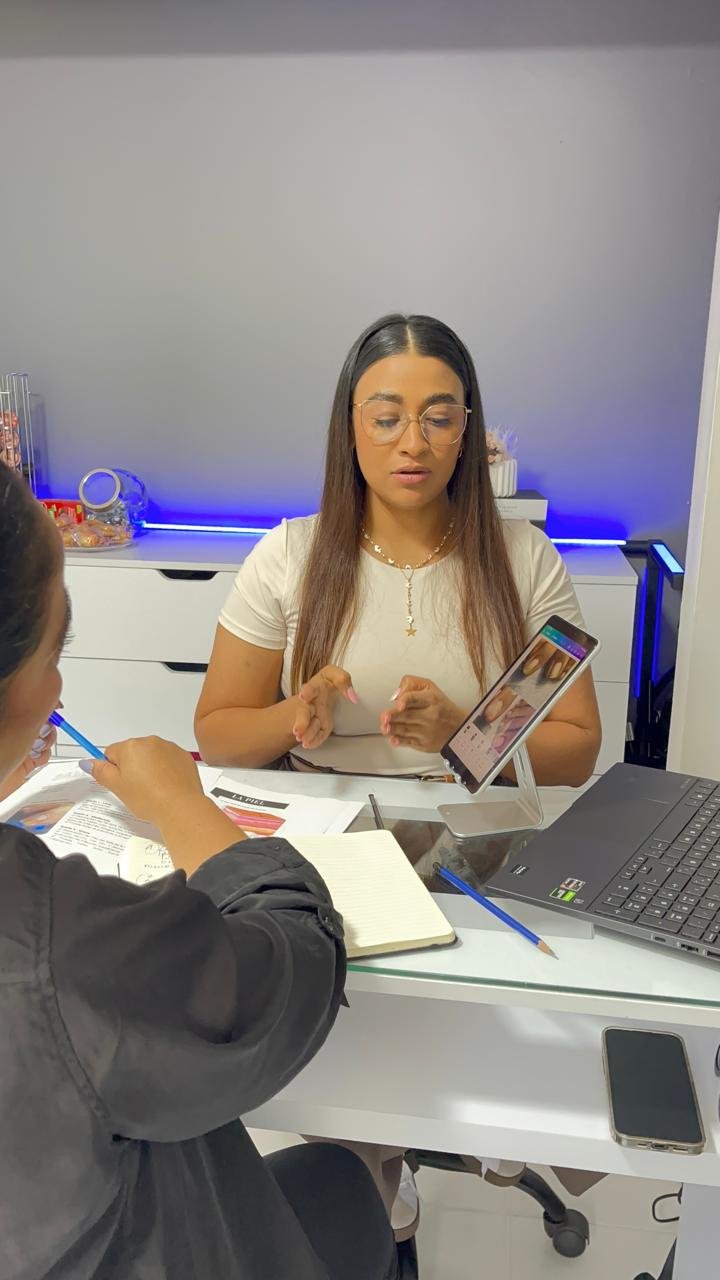 Clase VIP de uñas en Medellín con Norela Morales