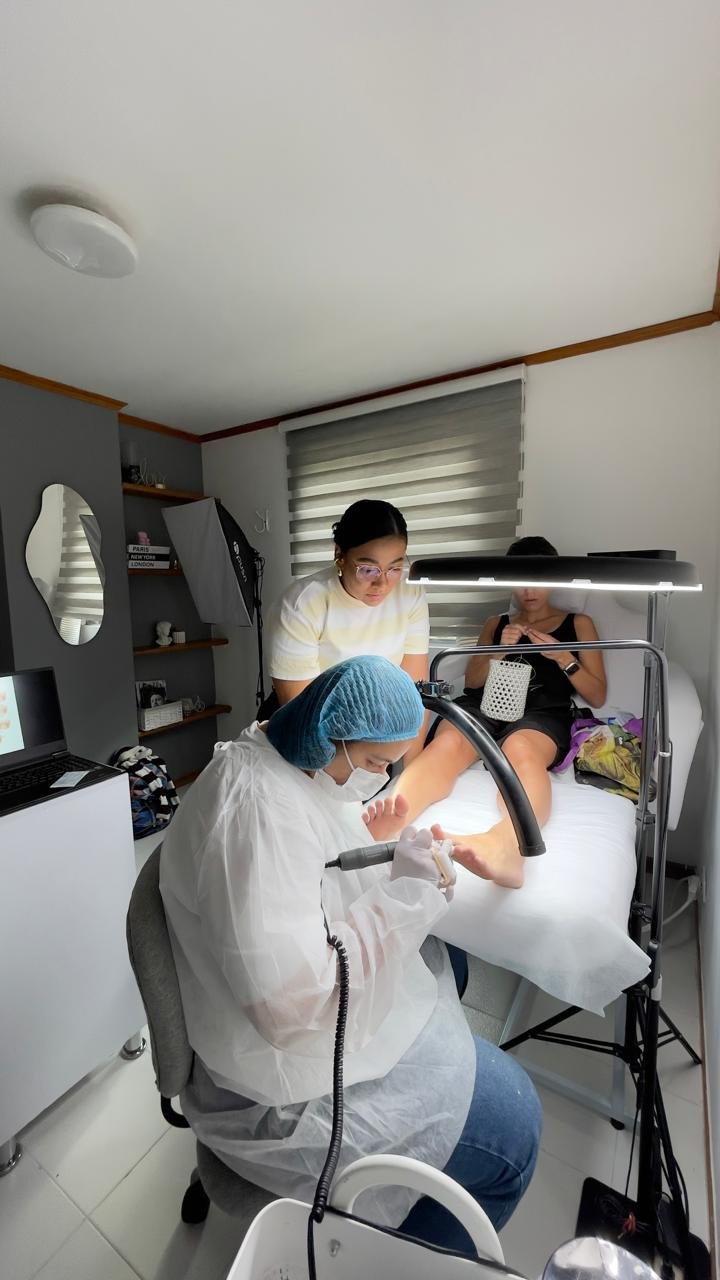 Clase VIP de pedicura profesional con Norela Morales en Medellín