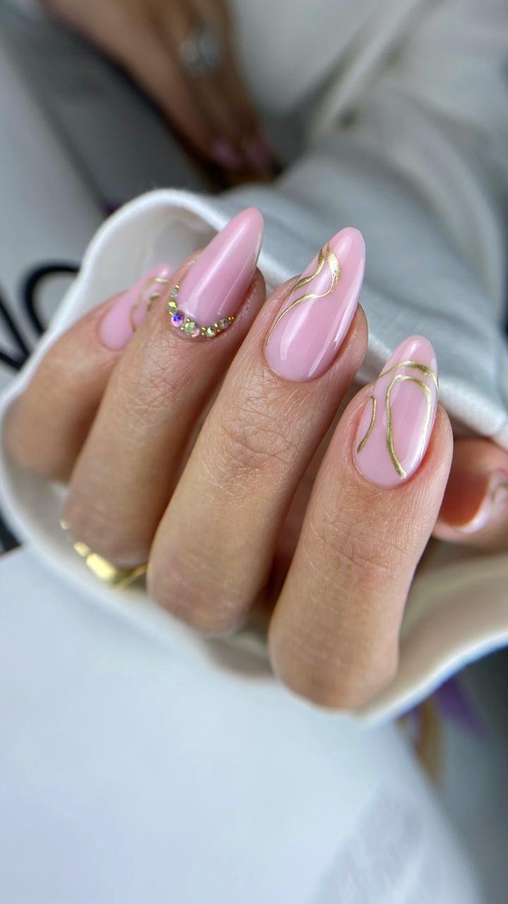 Manicura con diseño profesional realizada por Norela Morales