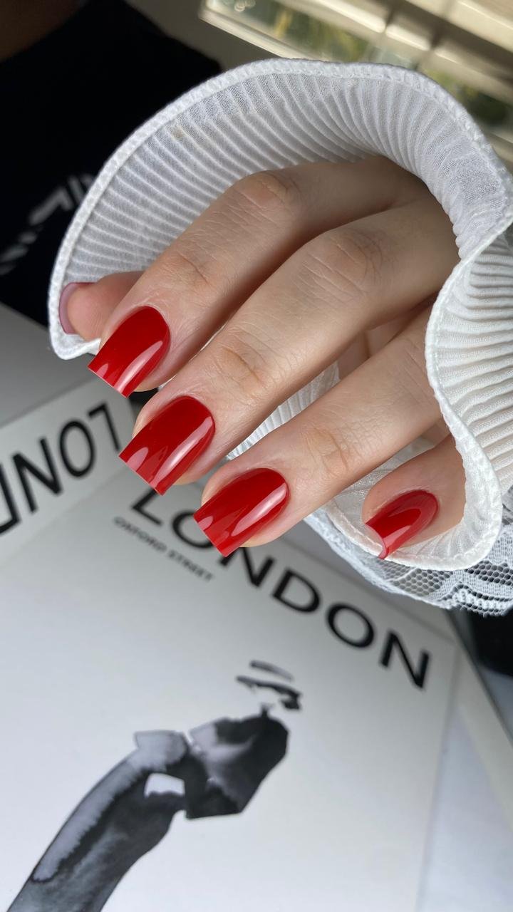 Manicura roja profesional realizada por Norela Morales en Medellín