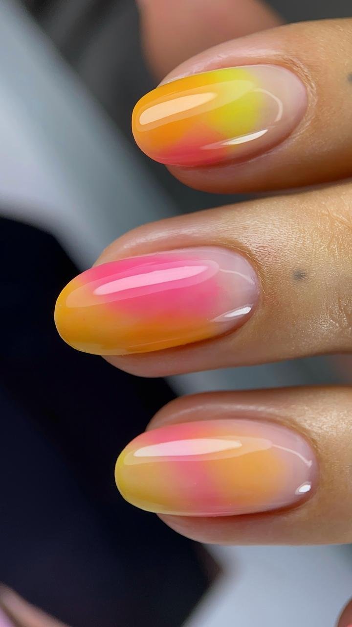 Manicura profesional en Medellín realizada por Norela Morales