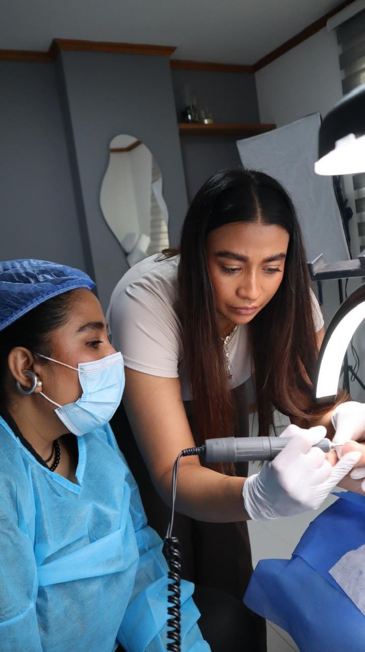 Qué hace diferente a una manicurista técnica de una aplicación rápida