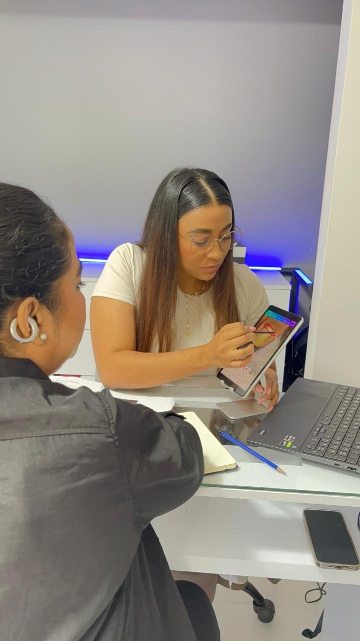 Clase VIP de uñas personalizada con Norela Morales en Medellín