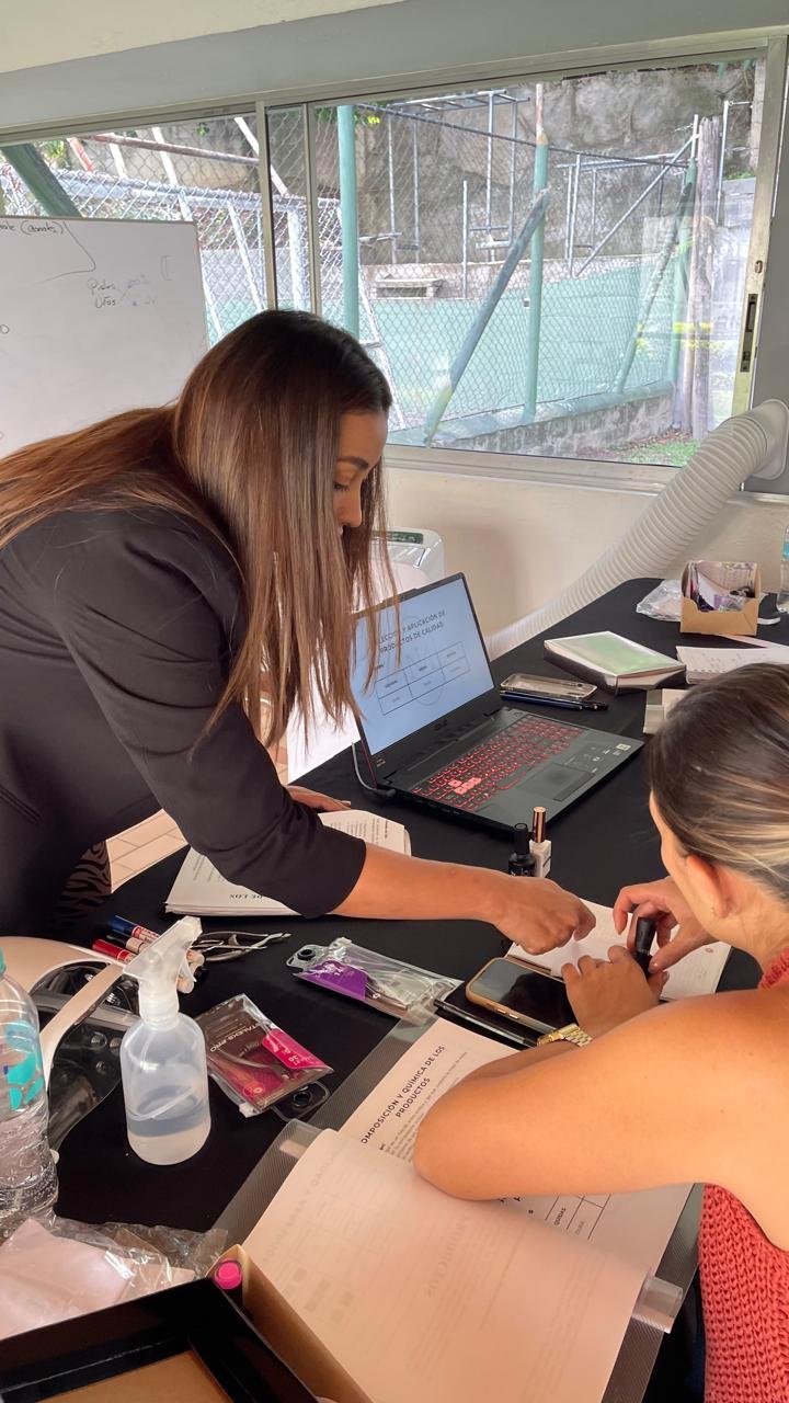 Norela Morales dando una clase práctica de uñas en Medellín