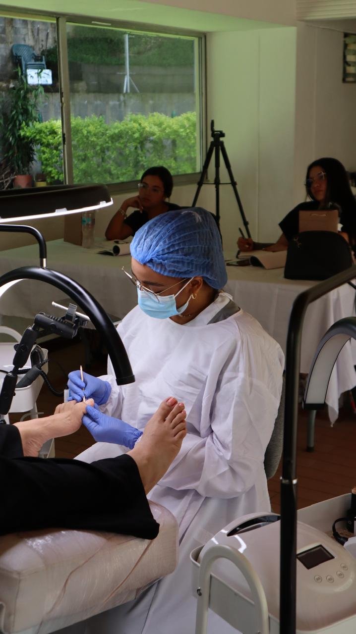 norela morales enseñando como se hace una pedicura profesional