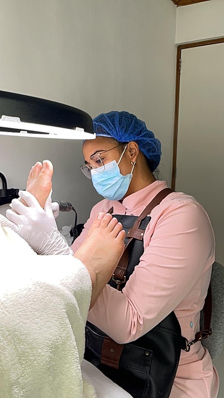 Norela Morales realizando una pedicura profesional en Medellín