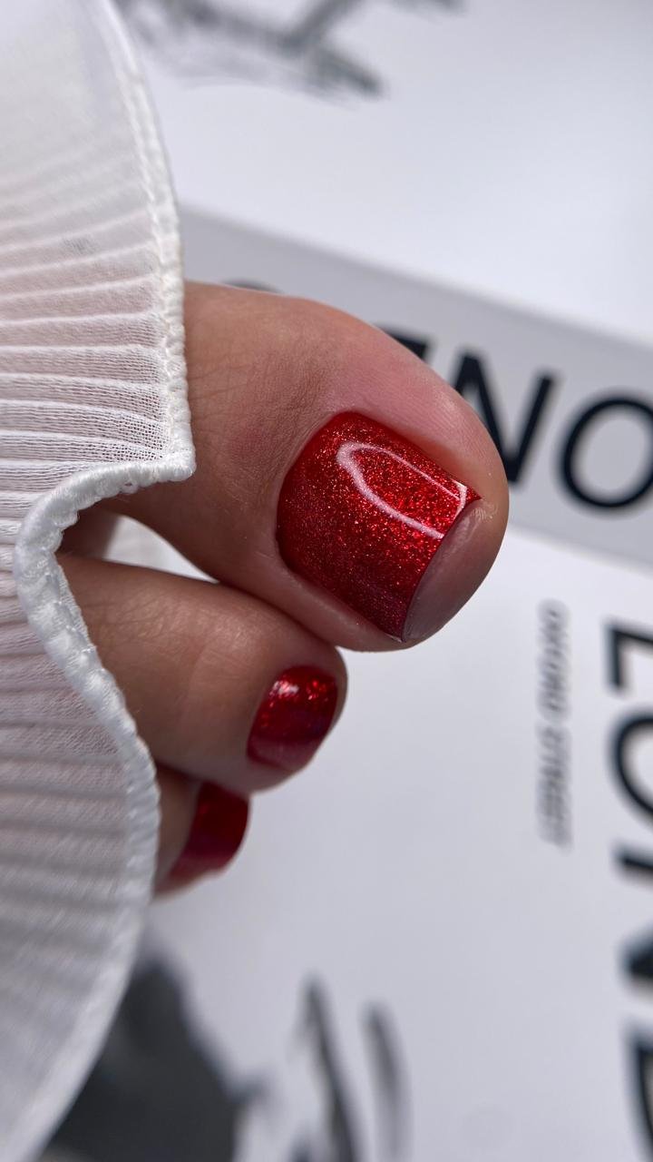 Pedicura roja profesional realizada por Norela Morales en Medellín