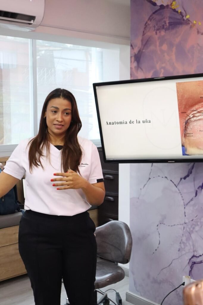 Cómo empezar como manicurista profesional: ruta de técnica, práctica y portafolio